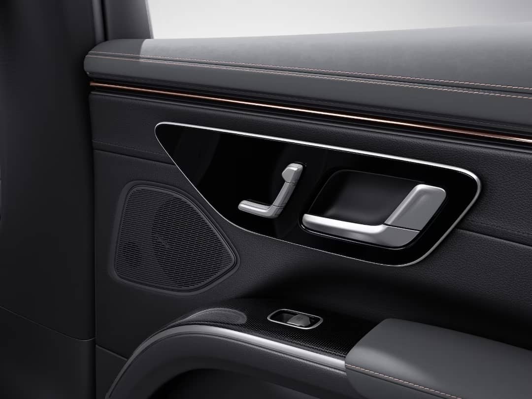 Electrically adjustable rear seats