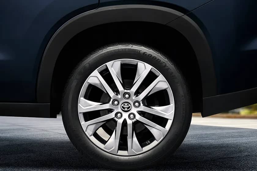 R18 (45.72 cm) Gunmetal Grey Metallic Alloy Wheels