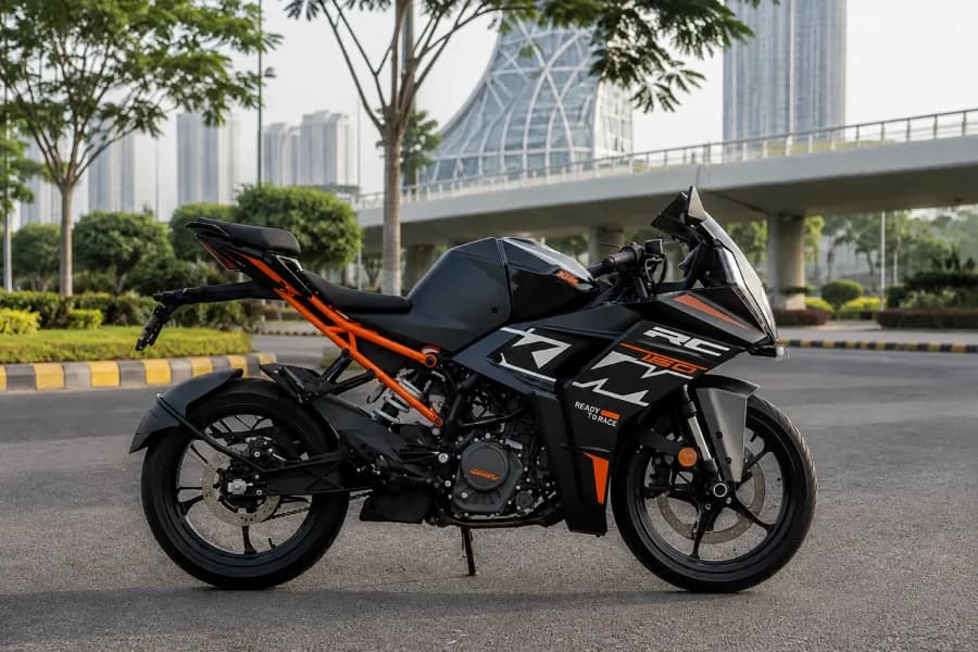 KTM RC 160 Side View