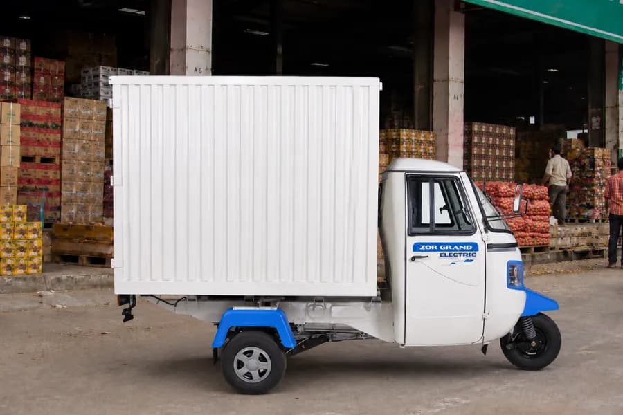 Mahindra Zor Grand DV Right Side View