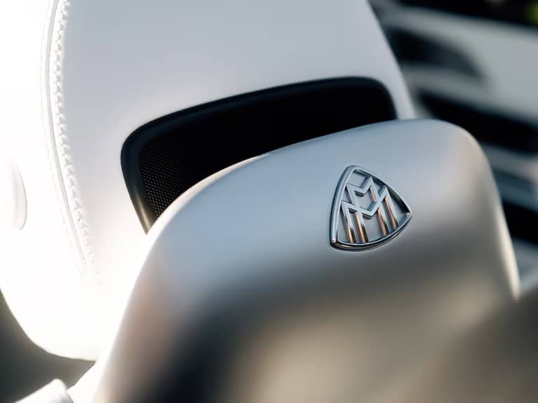 exclusive backrests with Maybach signet
