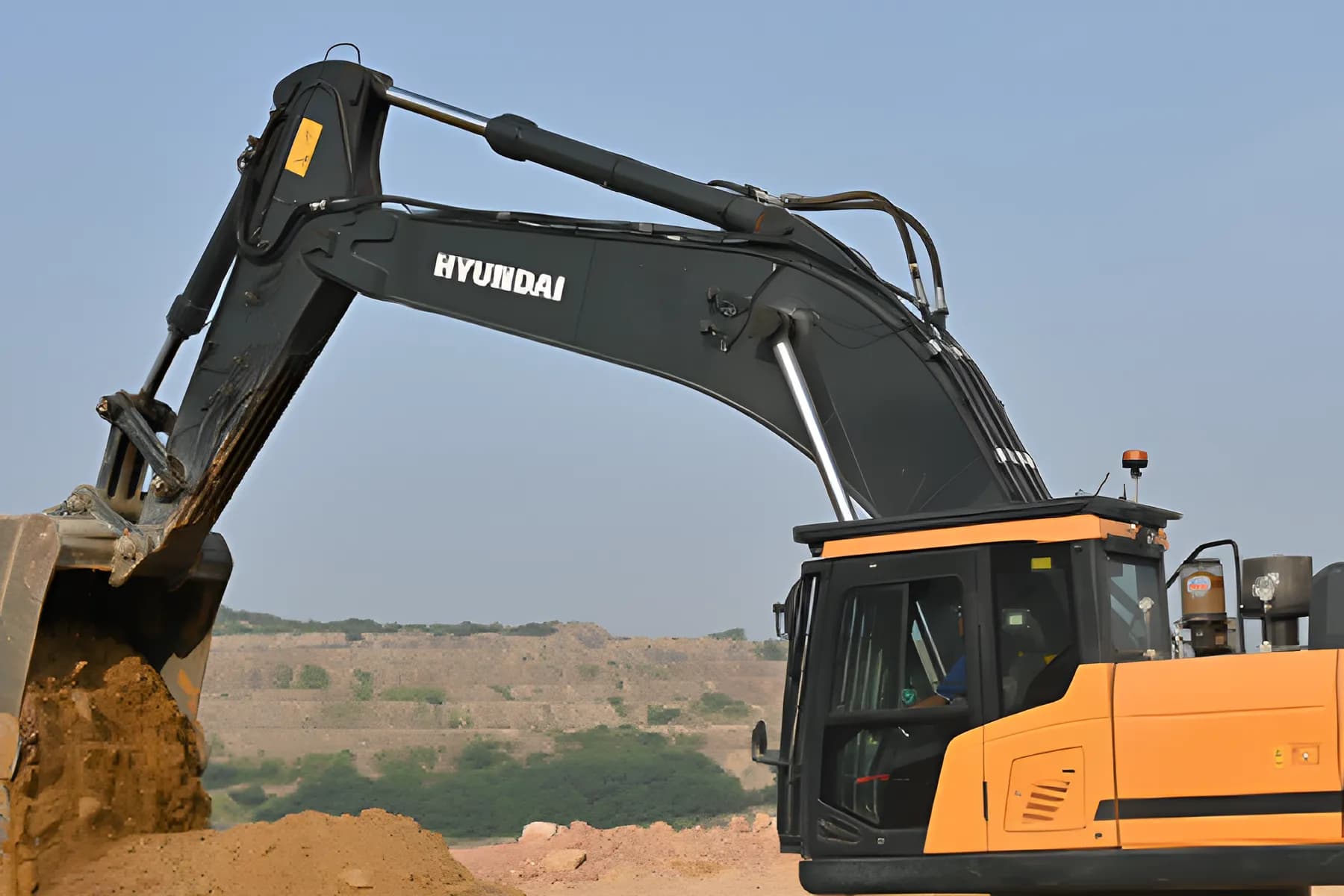 Hyundai HX 520L Arm Cylinder View