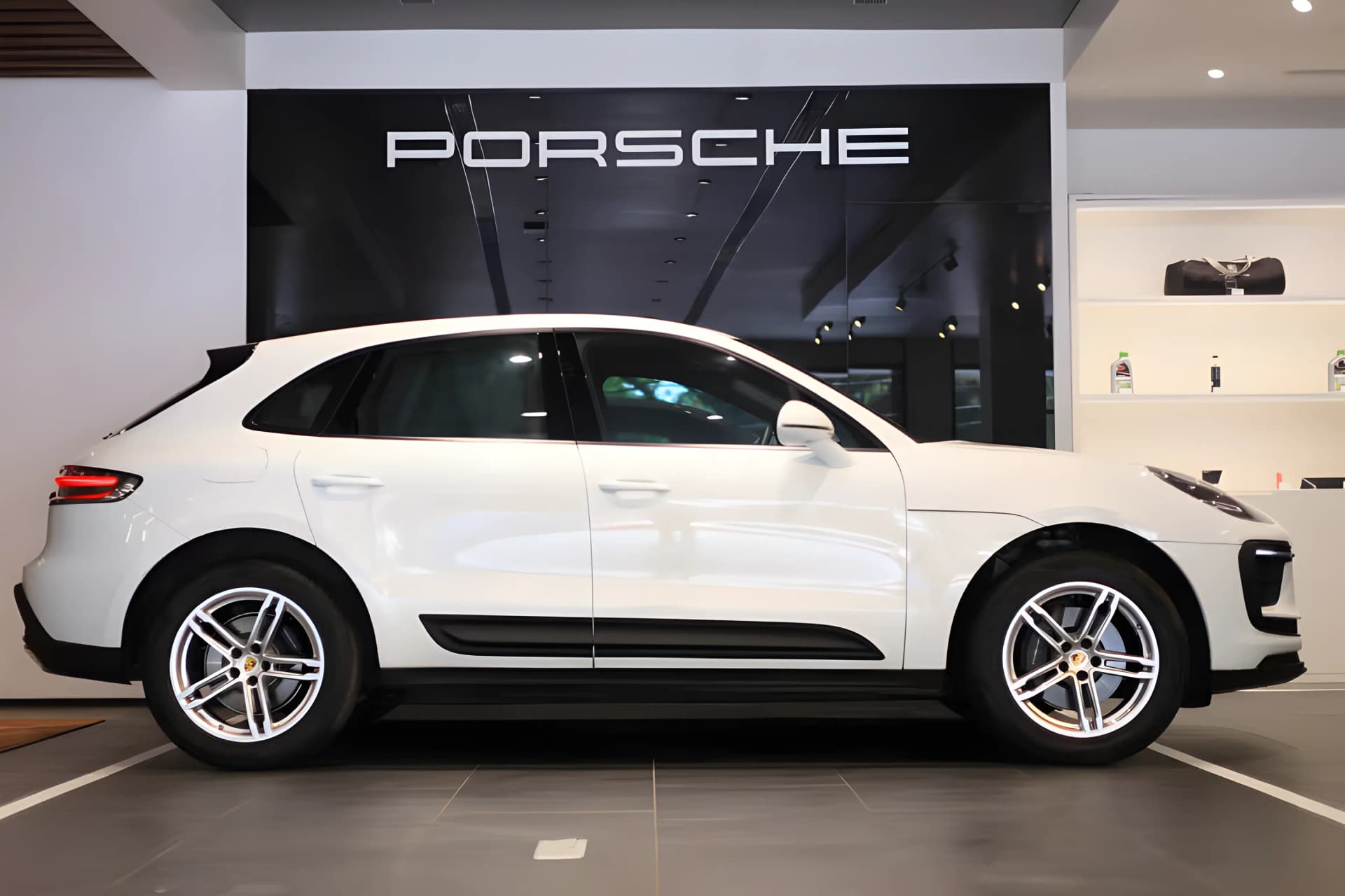 Porsche Macan Right Side View